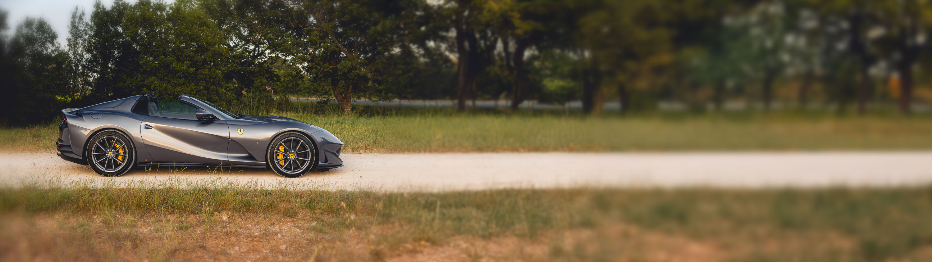 Voiture de sport sur la plage
